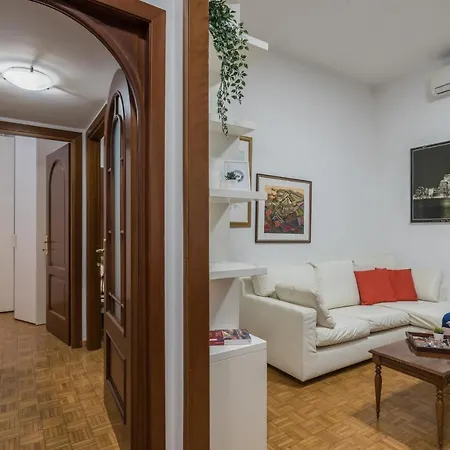 Largo Leopardi Apartament